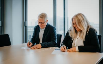 Gert B. Kragh-Jakobsen and Lesley-Ann Aakær Møller signing